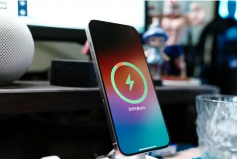 项城苹果15换屏服务分享用什么充电器给iPhone15充电更好 
